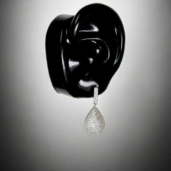 Women's Korean Style Sparkly Crystal Drop Silver Colored Earrings NWT - Picture 1 of 3